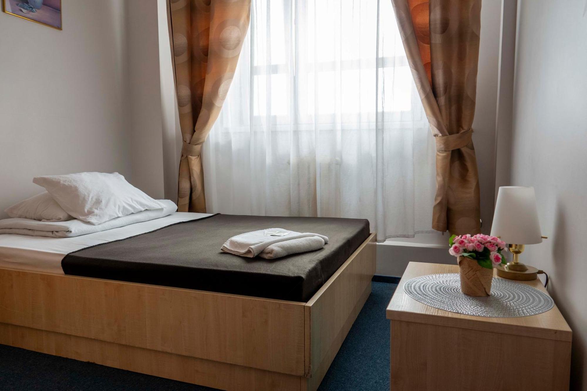 Hostel Sami Swoi Kutno Zewnętrze zdjęcie